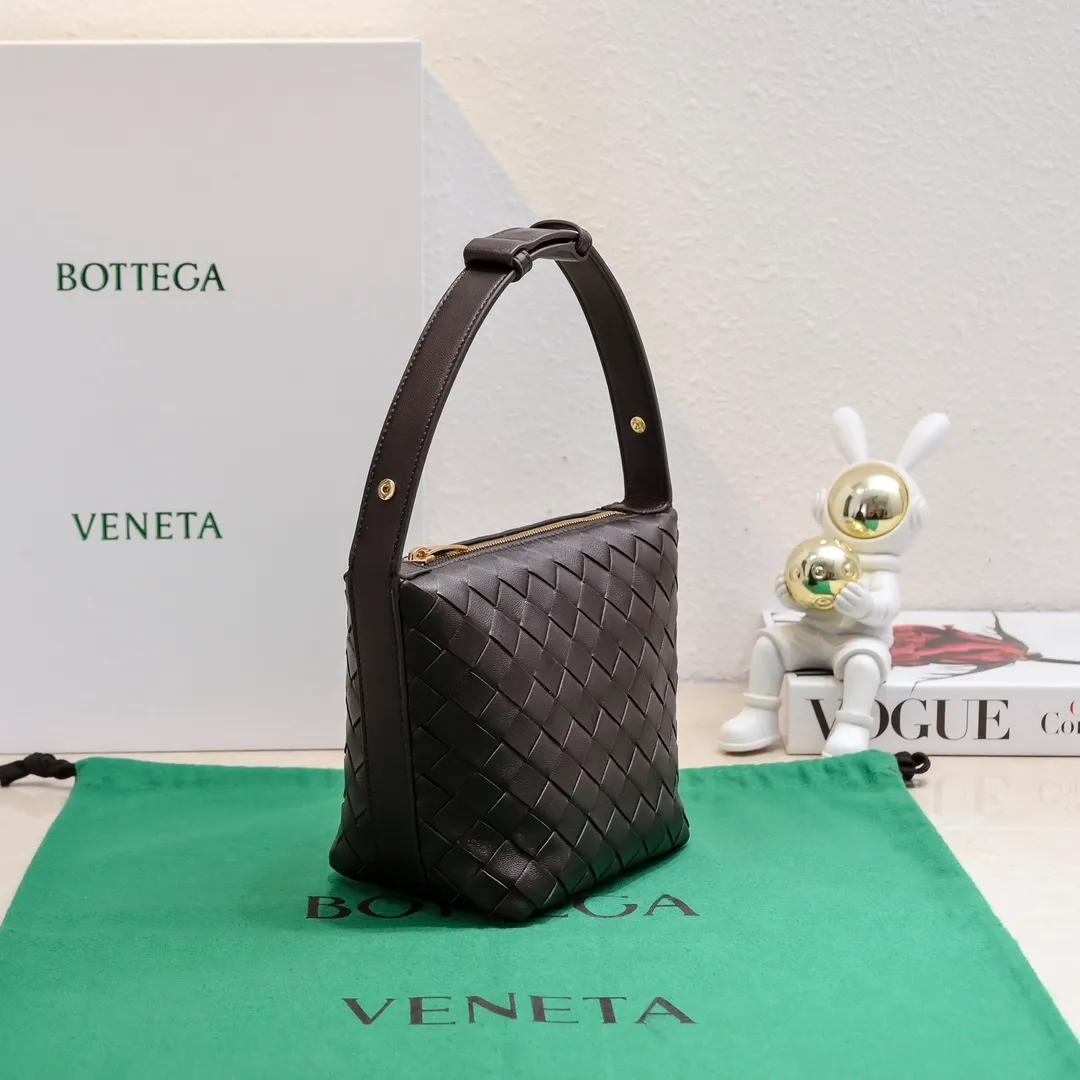 Batch 1280 It is predicted that BV Bottega's lunch bag will be popular again this year🔥. It is very soft and lightweight. It also uses the intrecciato weaving process that the two founders spent several months developing from the beginning of the brand. It is completely hand-woven by Italian craftsmen and perfectly reflects the craftsmanship of Bottega. The entire bag shape is also a very practical and popular lunch box bag shape. The slightly curved arc of the bag mouth can also better fit our wrists. Style number: 7748-1 Size: 17*13.5*5cm